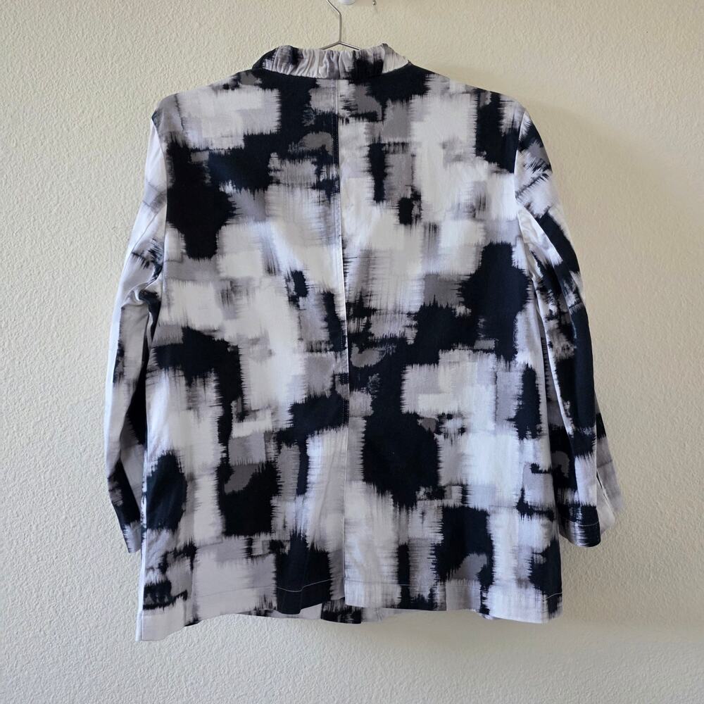 Chicos Abstract Print Button Front Jacket Womens Size 1 Black Gray 3 4 Sleeve - Picture 9 of 12